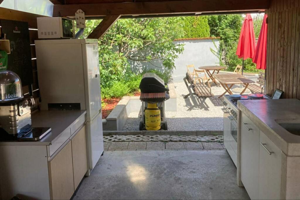 Huge BBQ Garden, Spacious Flat, AC, Free Parking 1 Appartement Ljubljana Buitenkant foto